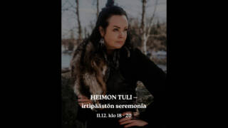 Nainen seisoo järvenrannalla. Kuvassa mustat reunat.