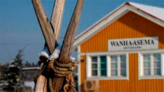 Heinäseipäitä Ilolan maatilan päärakennuksen edessä talvella.