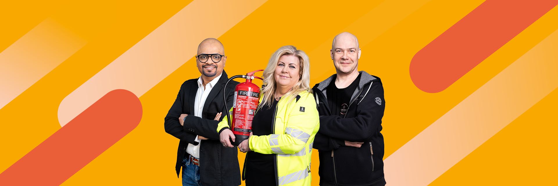 Kolme iloista yrittäjää poseeraamassa.