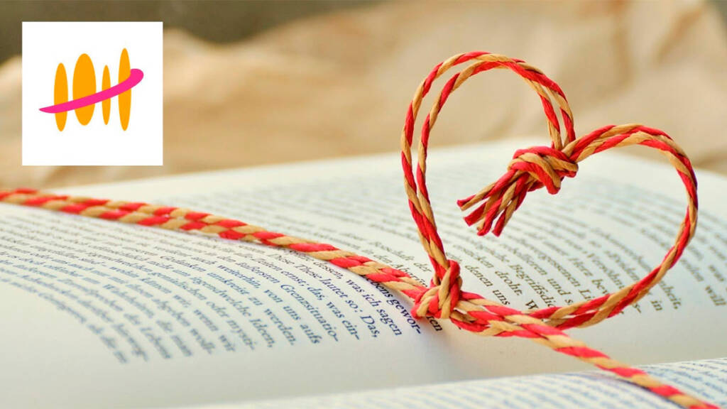 kirja ja päällä langoista tehty sydän.