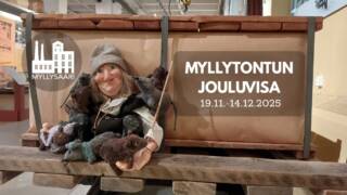 Tonttu istuu museossa hiiret sylissä. Kuvassa on tekstiä: Myllytontun jouluvisa 19.11-14.12.2025.