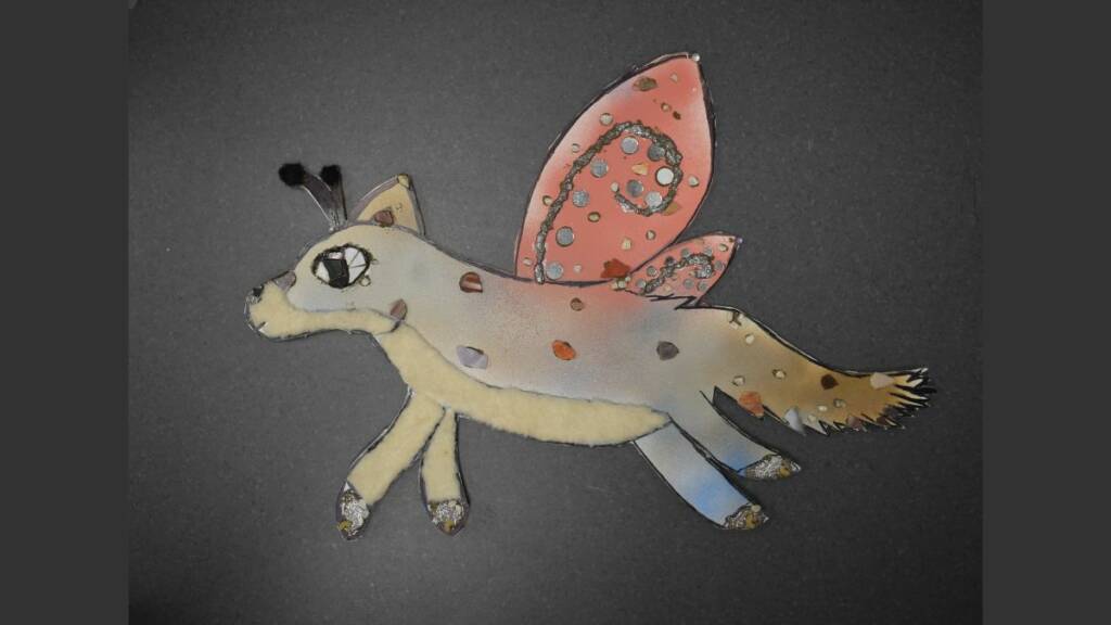 Taideteos siivekäs otus tummaa taustaa vasten.