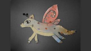 Taideteos siivekäs otus tummaa taustaa vasten.