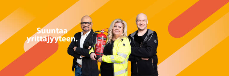 Kolme iloista yrittäjää poseeraamassa.