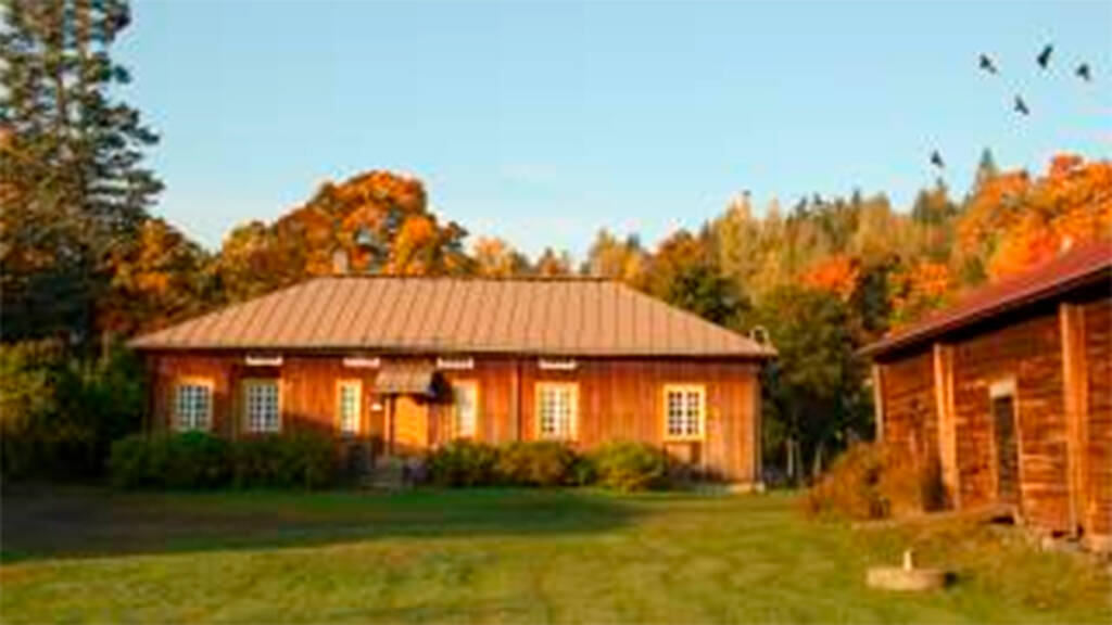 Voipaalan Pakari-rakennus syksyllä.