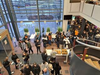 Hamkin opiskelijoita koulun aulassa.