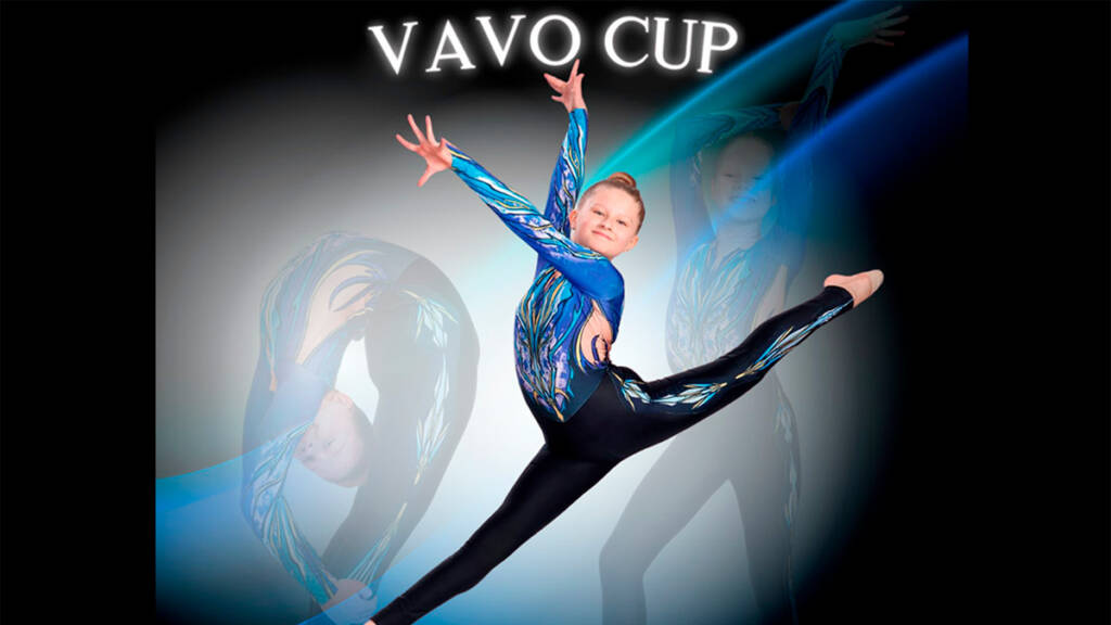 Tyttö spagaatissa kisa-asussa.