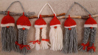 Joulukoriste, missä käsityönä tehtyjä tonttuja.