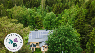 Aurinkopaneeleita talon katolla.