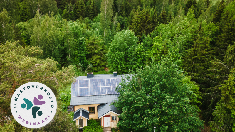 Aurinkopaneeleita talon katolla.