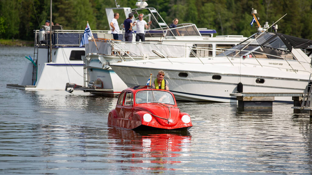 Kuplavolkkarista tehty vene vesillä.