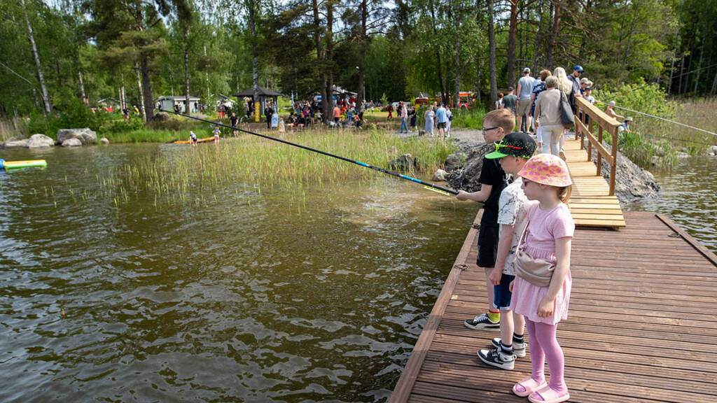 Lapset mato-onkimassa laiturilla.