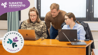 Kolme ihmistä tietokoneen ääressä.