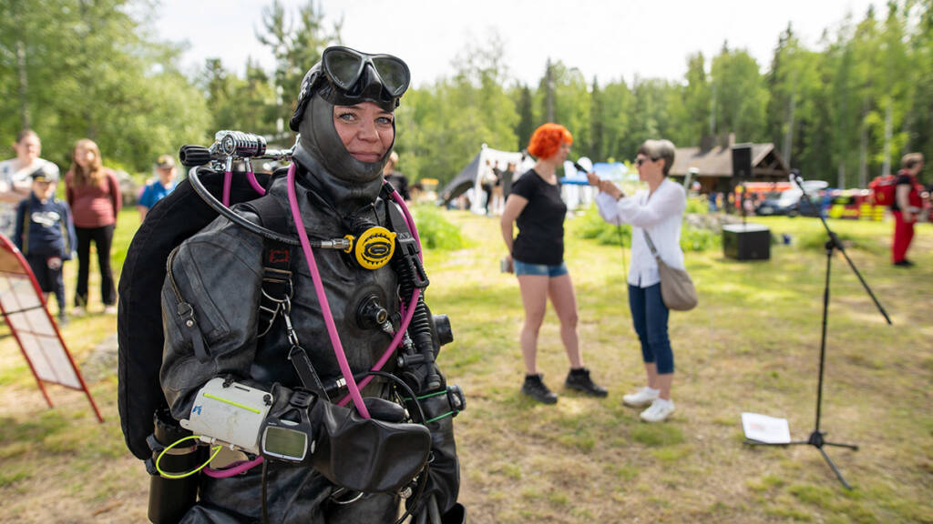 Järvisukeltaja sukellusasussa.