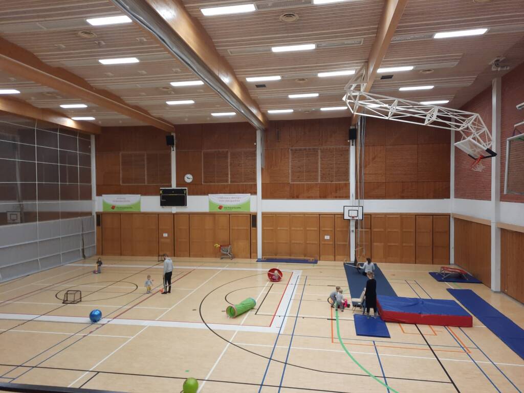Liikuntahallin salit.