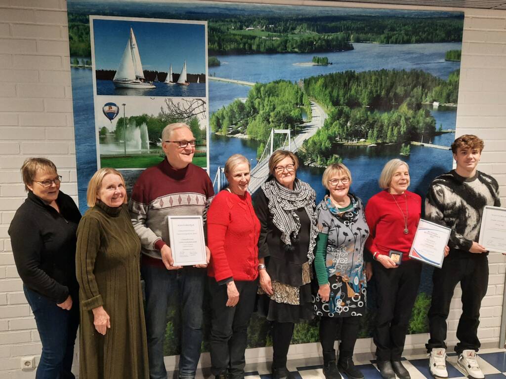 Kuvassa liikuntatoimen palkitut rivissä.