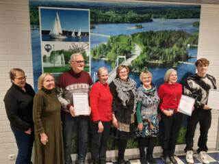 Kuvassa liikuntatoimen palkitut rivissä.