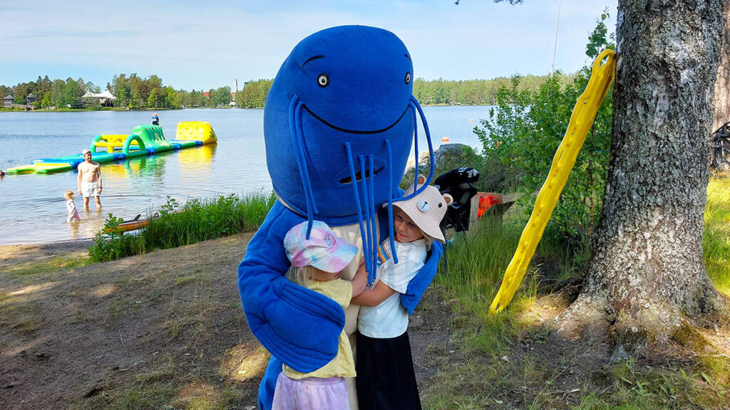 Lapset halaavat Onni-maskottia.