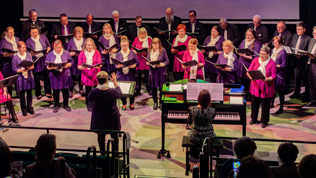 Naiskuoro Vivahde ja Valkeakosken Työväen Mieskuoro.