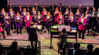 Naiskuoro Vivahde ja Valkeakosken Työväen Mieskuoro esiintymässä.
