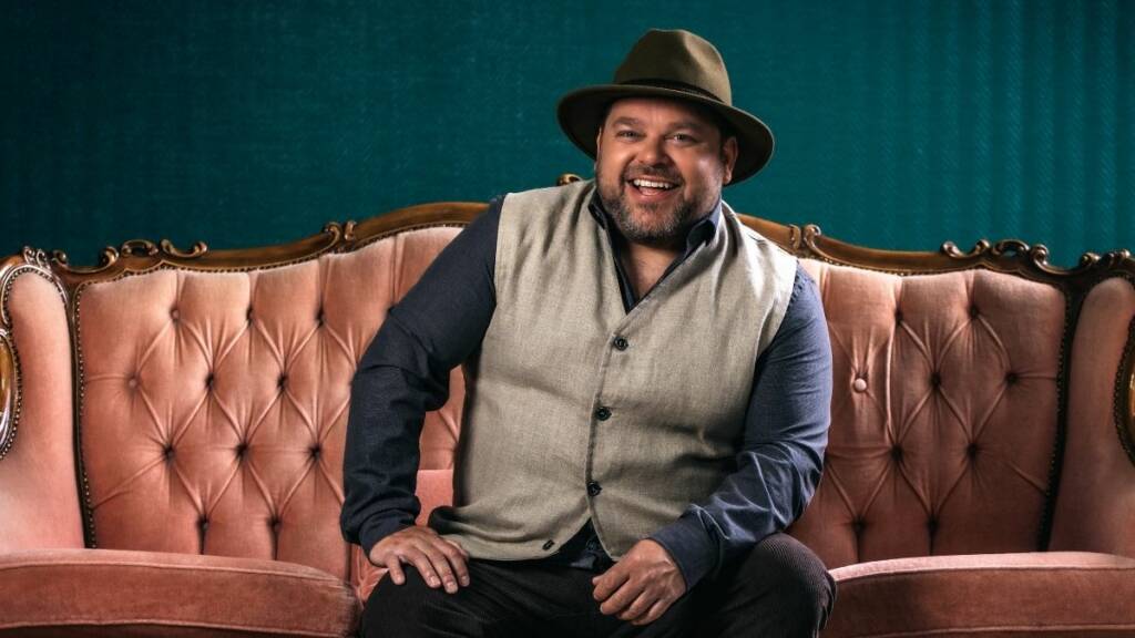 Mikko Töyssy istuu sohvalla.