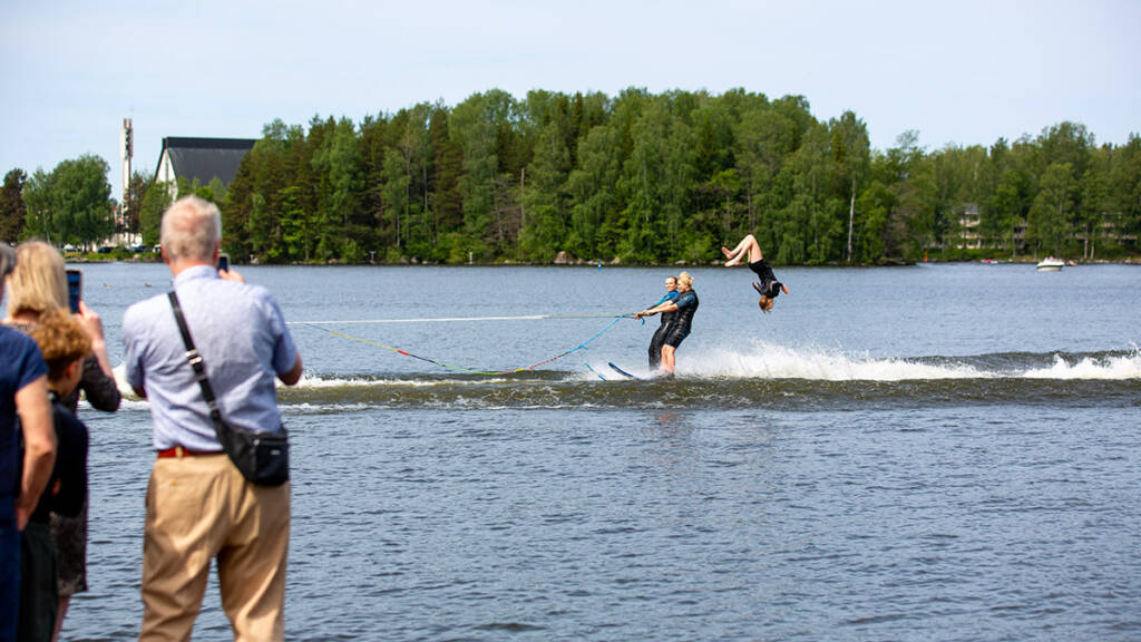 Vesihiihtäjiä vesihiihtonäytöksessä vesillä.