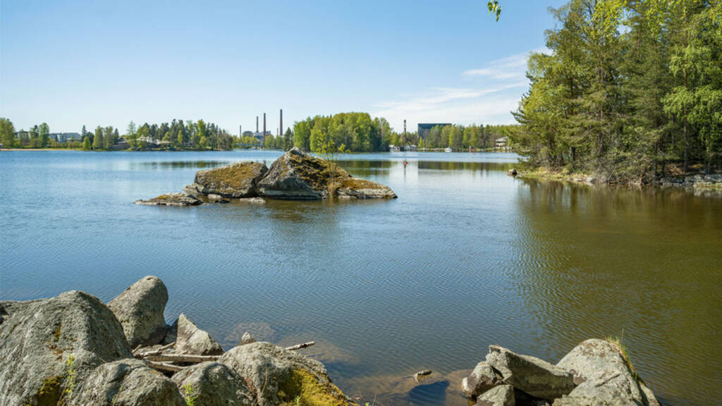 Kivikko kaupunkijärvimaisemalla.
