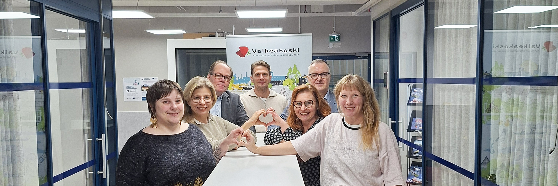 Elinkeinopalveluiden henkilökunnan ryhmäkuva toimistolla.