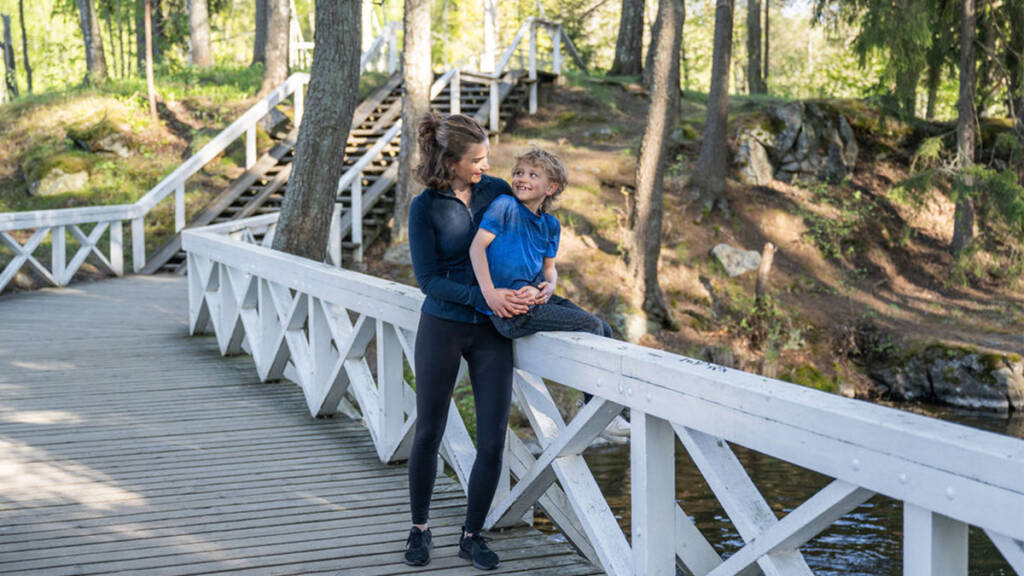 Nainen ja lapsi sillan päällä