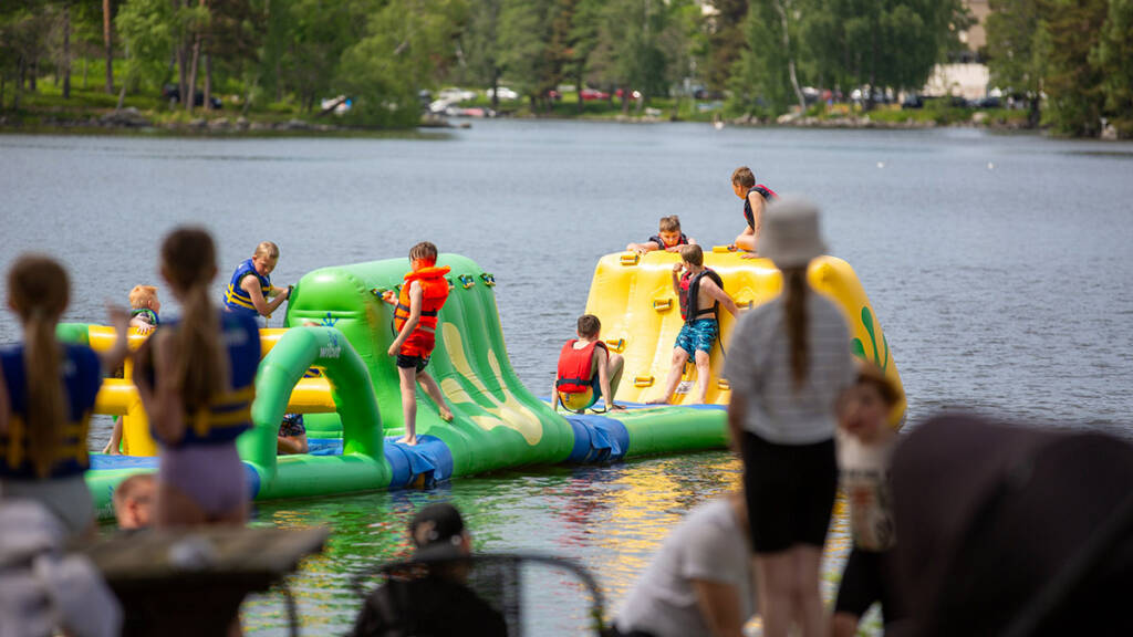 Lapsia wibit-radalla luonnonvesillä.