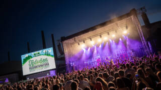 yleisöä lavan edessä Työväen Musiikkitapahtumassa.