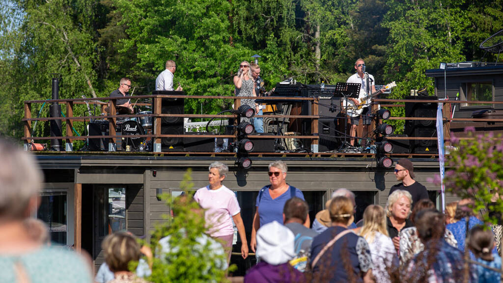 Bändi esiintyy saunalautan kannella.