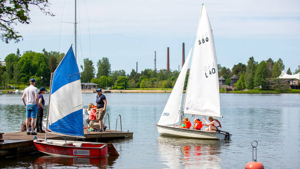 Purjeveneitä vesillä.