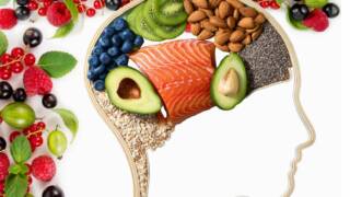 Hedelmät, kala ja pähkinät kuvaavat ihmisen aivoja.