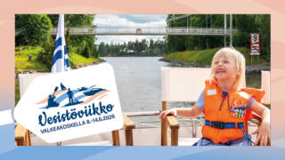 Tyttö hymyilee veneessä, Vesistöviikon 2026 logo ja kehykset.