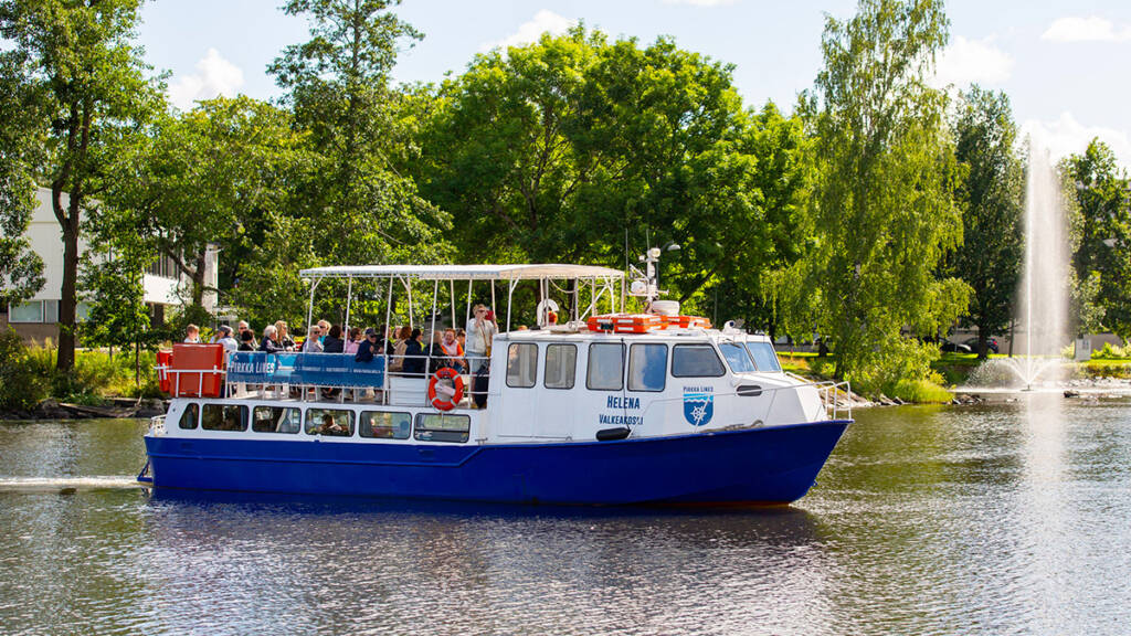 MS Helena seilaa kesällä järvellä.