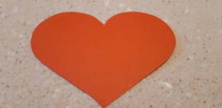 Oranssin värinen sydän.