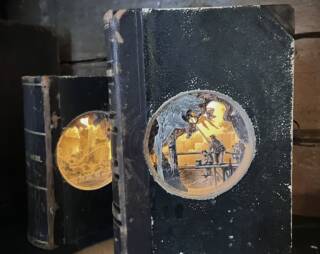 Vanhoja mustakantisia kirjoja.