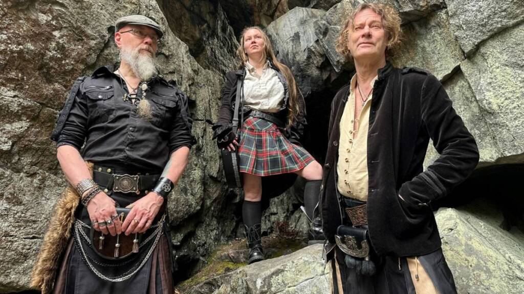 musiikkiyhtye ISARAn jäseniä kallion edessä