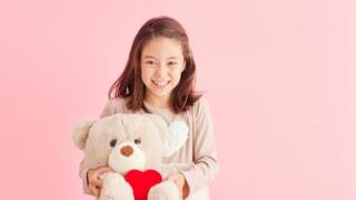 Tyttö nalle sylissään