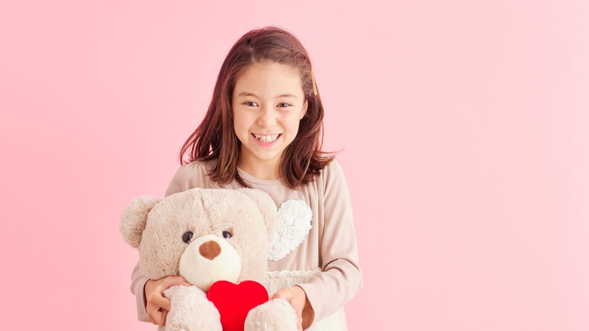 Tyttö nalle sylissään