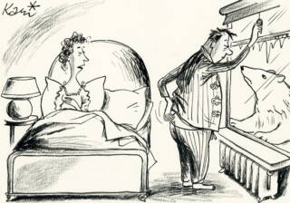 Nainen makaa sängyssä ja mies seisoo ikkunan edessä katsoen karhua.