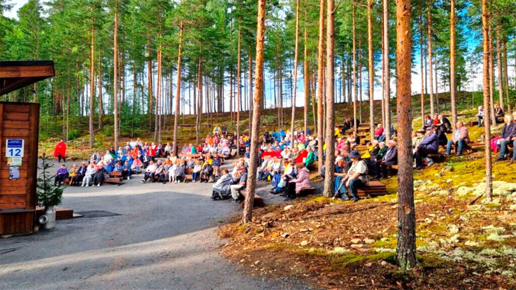 Yleisöä Metsäteatterin katsomossa.