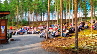 Yleisöä Metsäteatterin katsomossa.