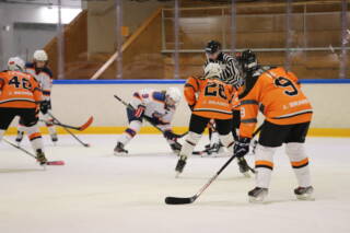 Kiekko-Ahman naiset pelaa jääkiekkoa.