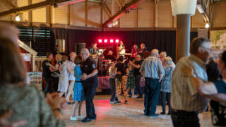 Ihmisiä tanssimassa Kirjaslammen tanssilavalla.