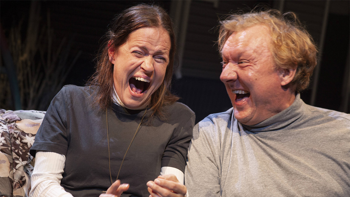 Nainen ja mies nauravat.