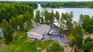 Ihmisiä Apianniemen kesäteatterilla.