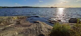 Kalliota ja järven rantaa.