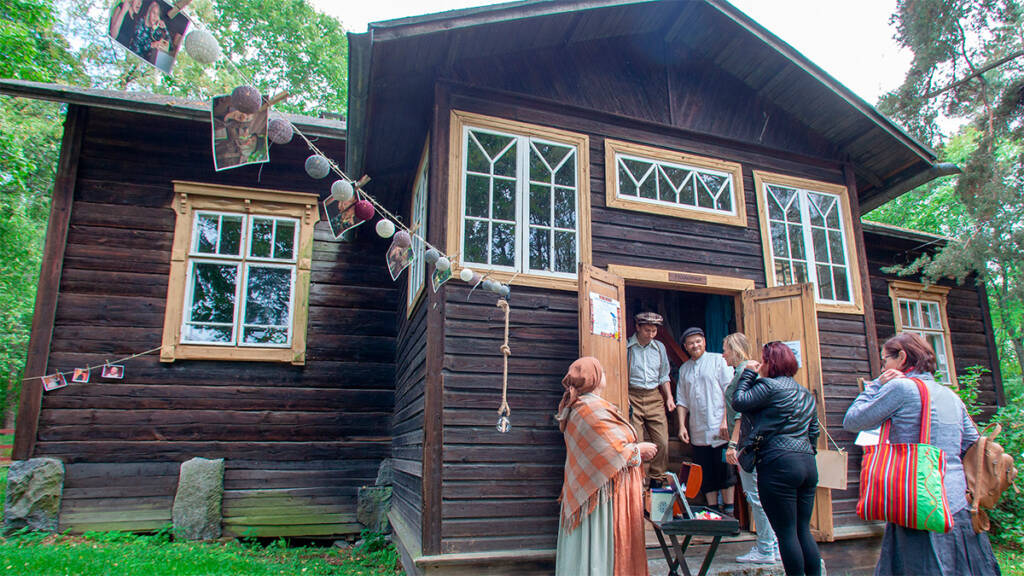 Teatteriesitys Kauppilanmäen museolla.